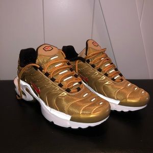 SELLING: Size 6.5Y (8W) Nike Air Max Plus ‘Metallic Gold’